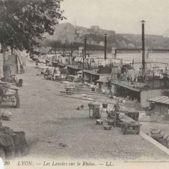 Extrait d'une carte postale datée de 1910 représentant les lavoirs sur le Rhône